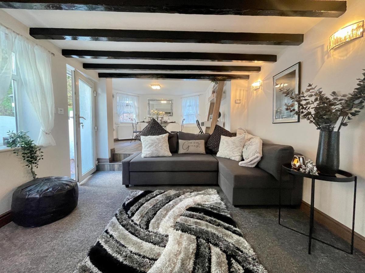 Tollgate House - Luxury Cozy Cottage - Huge Hot Tub - Alton Towers Cheadle  Exterior foto