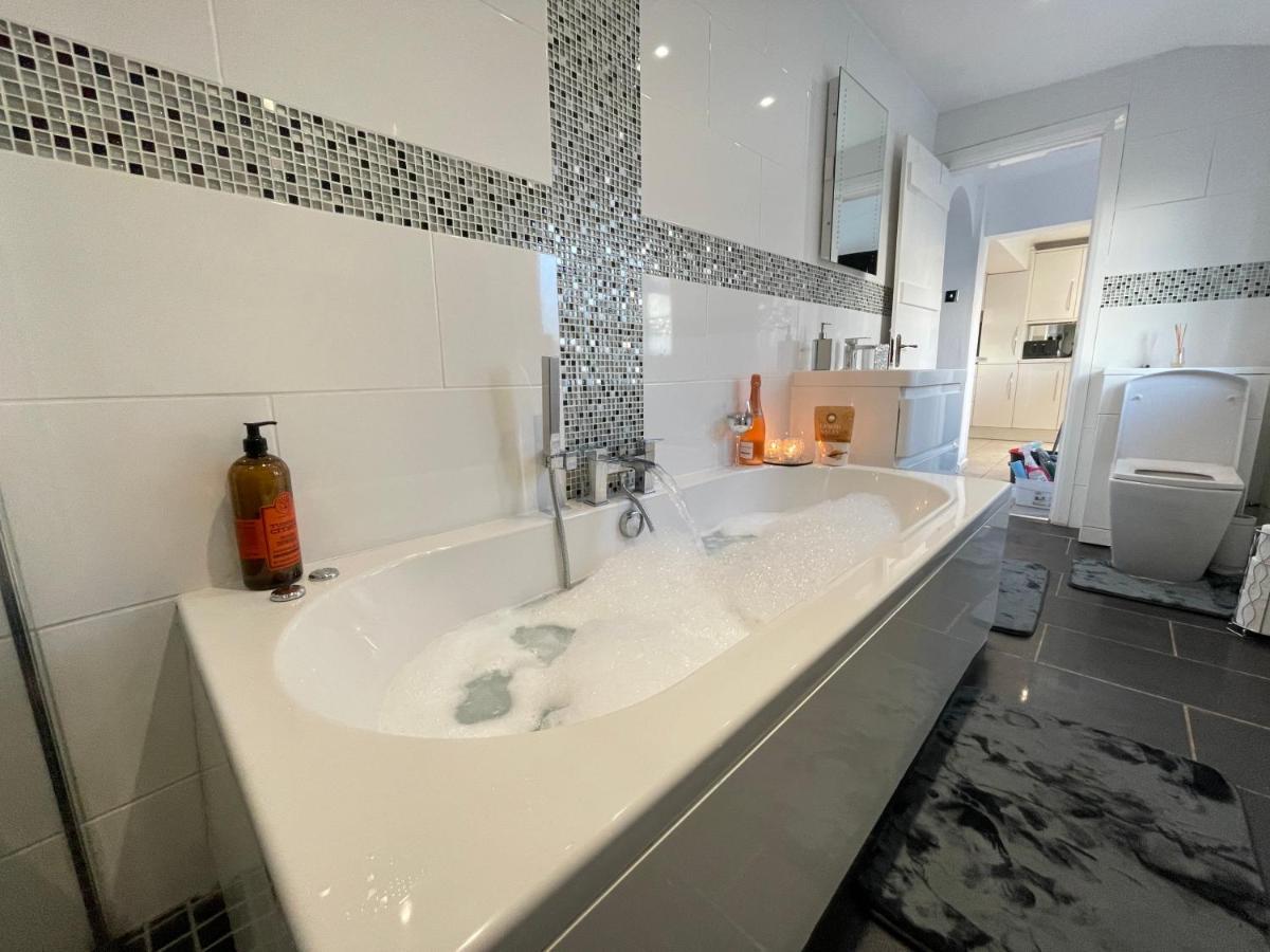 Tollgate House - Luxury Cozy Cottage - Huge Hot Tub - Alton Towers Cheadle  Exterior foto